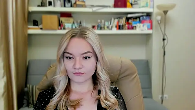 Snapshot of Kara_Smith_ chatting on 10-17-25, 11:18 Kara Smith  online show from 10-17-25, 11:18