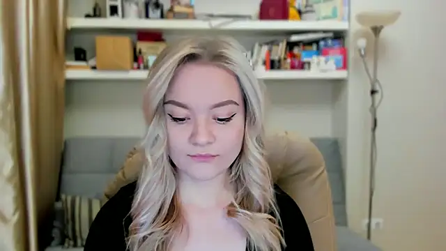 Snapshot of Kara_Smith_ chatting on 10-18-25, 10:10 Kara Smith  online show from 10-18-25, 10:10