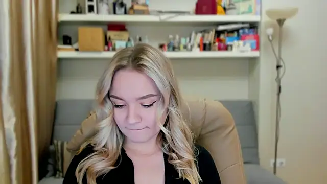 Snapshot of Kara_Smith_ chatting on 10-19-25, 09:37 Kara Smith  online show from 10-19-25, 09:37