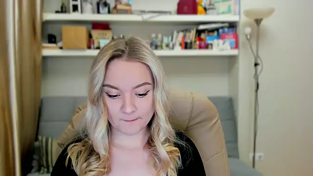 Snapshot of Kara_Smith_ chatting on 10-22-25, 10:42 Kara Smith  online show from 10-22-25, 10:42