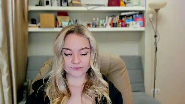 Snapshot of Kara_Smith_ chatting on 10-23-25, 10:52 Kara Smith  online show from 10-23-25, 10:52