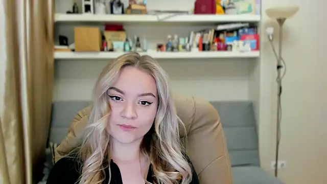 Snapshot of Kara_Smith_ chatting on 10-25-25, 10:37 Kara Smith  online show from 10-25-25, 10:37