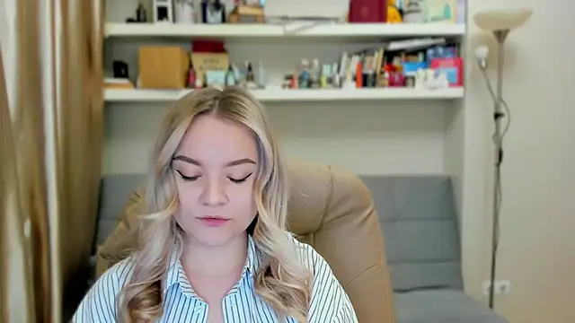 Snapshot of Kara_Smith_ chatting on 10-26-25, 10:36 Kara Smith  online show from 10-26-25, 10:36