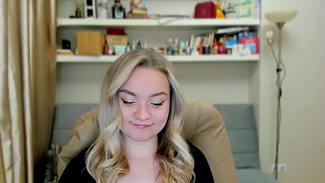 Snapshot of Kara_Smith_ chatting on 10-31-25, 12:11 Kara Smith  online show from 10-31-25, 12:11