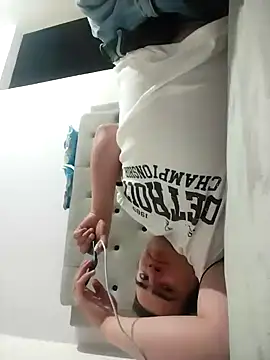 Snapshot of Andy-rtg chatting on 11-24-25, 02:33 Andy-rtg online show from 11-24-25, 02:33