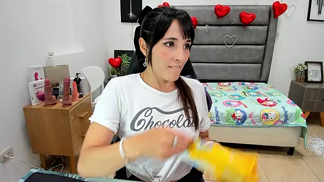 Tania Duque online show from 03-12-26, 02:01