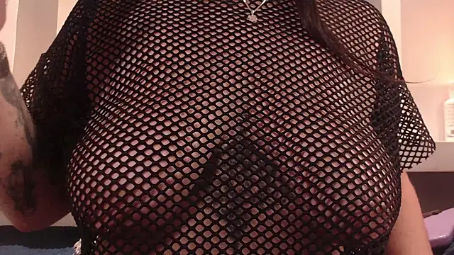 Snapshot of milu_w4llace chatting on 10-28-25, 04:49 milu w4llace online show from 10-28-25, 04:49