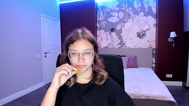 AngelinaLow online show from 09-08-25, 06:18