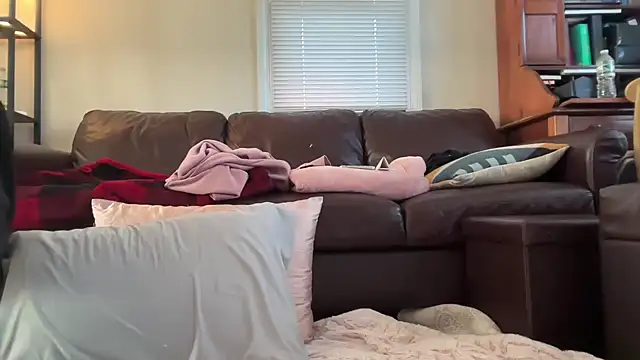 Snapshot of SpaceCowWhore chatting on 10-01-25, 12:11 SpaceCowWhore online show from 10-01-25, 12:11