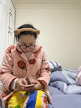 Snapshot of aa520uv chatting on 10-22-25, 12:33 aa520uv online show from 10-22-25, 12:33