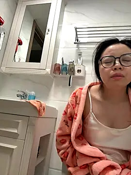 Snapshot of aa520uv chatting on 11-11-25, 01:05 aa520uv online show from 11-11-25, 01:05