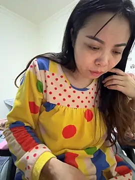 Snapshot of aa520uv chatting on 11-18-25, 01:44 aa520uv online show from 11-18-25, 01:44