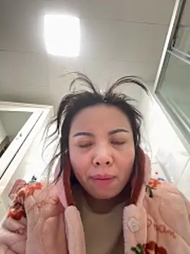 Snapshot of aa520uv chatting on 12-14-25, 01:33 aa520uv online show from 12-14-25, 01:33