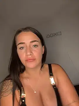 Snapshot of DarkVelvet chatting on 10-26-25, 06:03 DarkVelvet online show from 10-26-25, 06:03