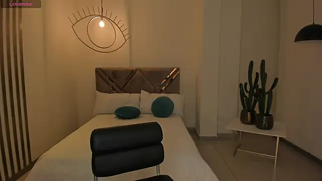 Snapshot of MaiaCollins chatting on 10-19-25, 04:40 MaiaCollins online show from 10-19-25, 04:40