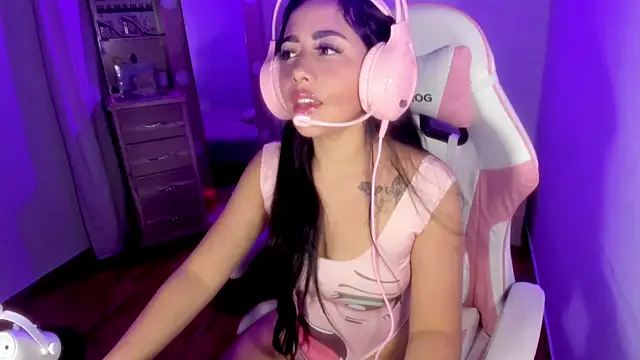 Snapshot of Sweet_milady chatting on 09-15-25, 04:12 Sweet milady online show from 09-15-25, 04:12