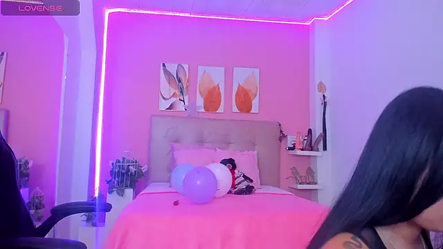 Snapshot of Molly_h0t chatting on 11-25-25, 12:27 Molly h0t online show from 11-25-25, 12:27