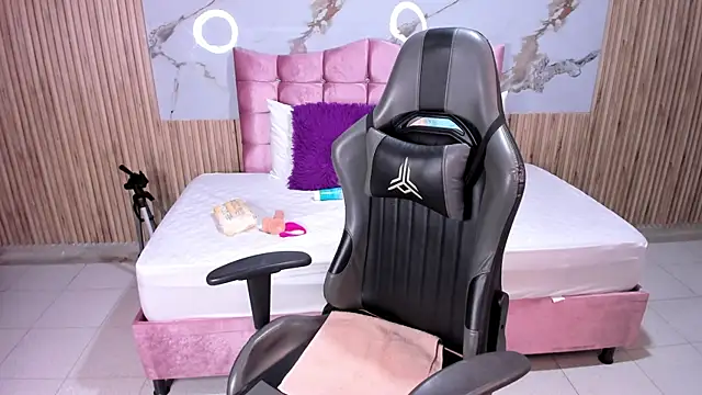 Snapshot of Nicolee19 chatting on 10-07-25, 10:56 Nicolee19 online show from 10-07-25, 10:56