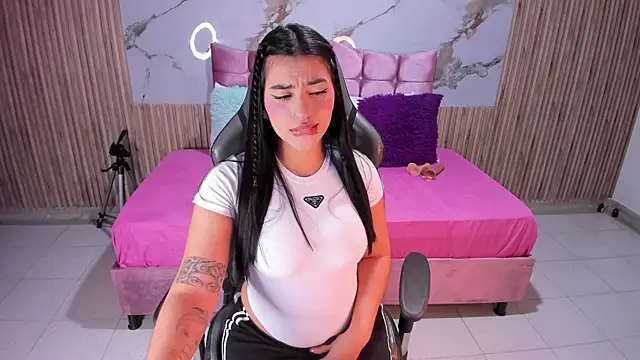 Snapshot of Nicolee19 chatting on 12-02-25, 11:04 Nicolee19 online show from 12-02-25, 11:04