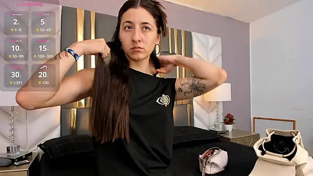 Snapshot of SaraJonness chatting on 11-11-25, 12:49 SaraJonness online show from 11-11-25, 12:49