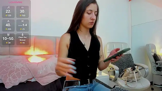 Snapshot of SaraJonness chatting on 11-19-25, 09:48 SaraJonness online show from 11-19-25, 09:48