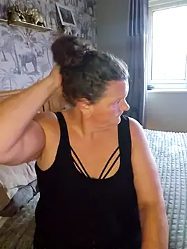 MissQueenBeex online show from 09-19-25, 05:24