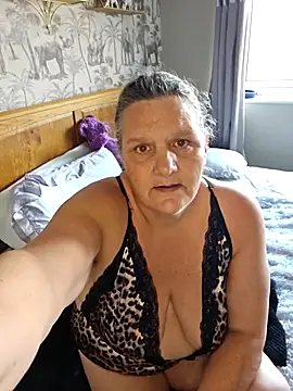 MissQueenBeex online show from 10-20-25, 01:33