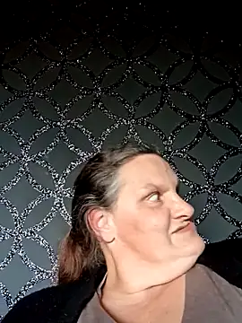 MissQueenBeex online show from 10-27-25, 03:16