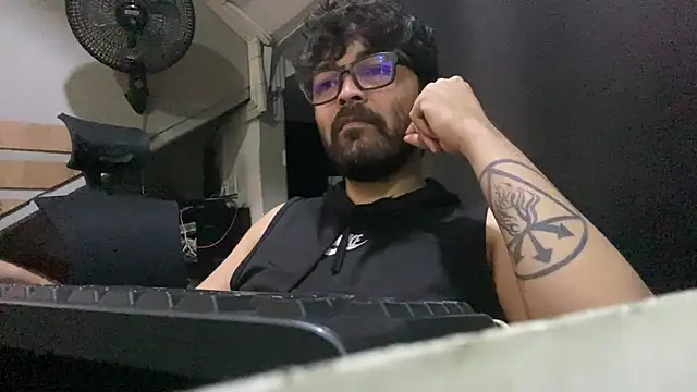 Freakydrag online show from 11-14-25, 04:00