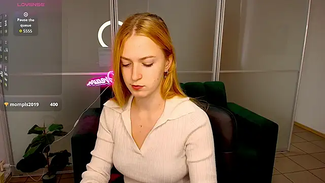 Snapshot of MirandaMayers chatting on 10-21-25, 11:44 MirandaMayers online show from 10-21-25, 11:44