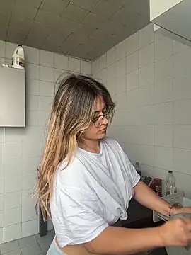 emma  bell  online show from 12-04-25, 02:37