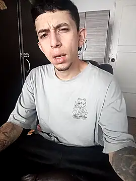 Snapshot of Chris__Jones chatting on 10-19-25, 01:01 Chris Jones online show from 10-19-25, 01:01