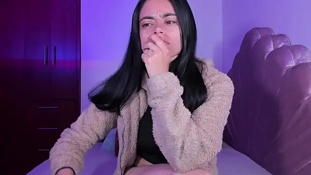 Snapshot of BellaSun_ chatting on 10-18-25, 04:04 BellaSun online show from 10-18-25, 04:04