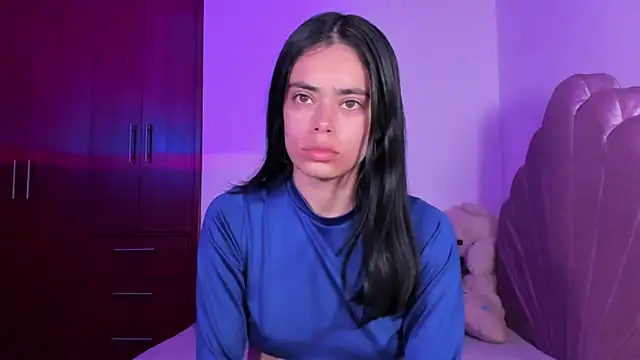 Snapshot of BellaSun_ chatting on 10-19-25, 04:57 BellaSun online show from 10-19-25, 04:57