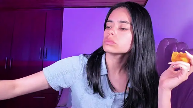 Snapshot of BellaSun_ chatting on 10-30-25, 04:14 BellaSun online show from 10-30-25, 04:14