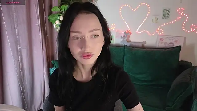  holly berry  online show from 10-05-25, 01:37