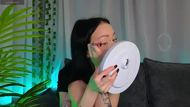  holly berry  online show from 10-12-25, 01:26