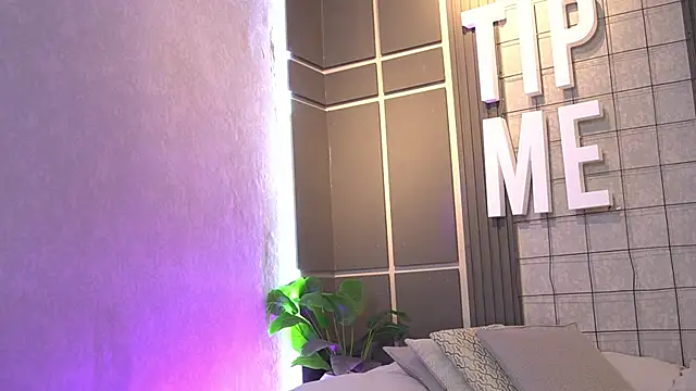 Susan wall online show from 04-23-26, 01:24