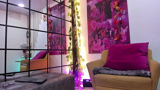 Snapshot of floraginette chatting on 11-25-25, 06:19 floraginette online show from 11-25-25, 06:19