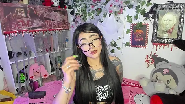 Snapshot of sarahminage_ chatting on 10-23-25, 10:52 sarahminage  online show from 10-23-25, 10:52