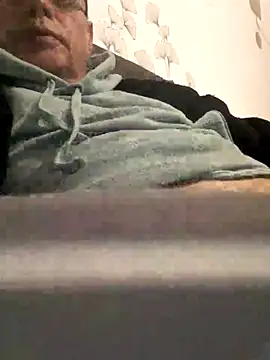 Snapshot of Vince072 chatting on 09-26-25, 03:43 Vince072 online show from 09-26-25, 03:43