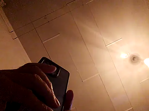 Snapshot of Vince072 chatting on 10-28-25, 04:42 Vince072 online show from 10-28-25, 04:42