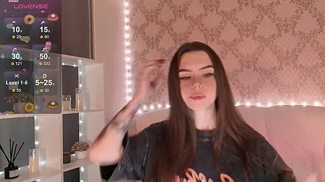 Snapshot of HolyMiax chatting on 11-18-25, 03:23 HolyMiax online show from 11-18-25, 03:23