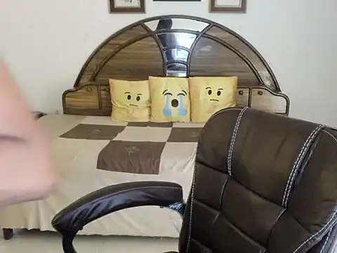 Snapshot of LovelyYoYo chatting on 10-08-25, 02:09 LovelyYoYo online show from 10-08-25, 02:09