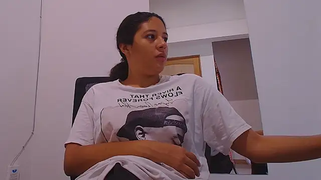 Snapshot of Aria_Arthur chatting on 09-10-25, 12:05 Aria Arthur online show from 09-10-25, 12:05