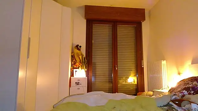 Snapshot of refem9 chatting on 10-25-25, 05:19 refem9 online show from 10-25-25, 05:19