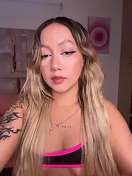 Snapshot of Becca_Johnson_u chatting on 11-14-25, 02:21 Becca Johnson u online show from 11-14-25, 02:21