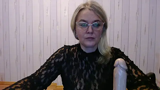 Snapshot of EleanoraDream chatting on 10-13-25, 02:39 EleanoraDream online show from 10-13-25, 02:39