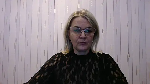 Snapshot of EleanoraDream chatting on 10-15-25, 05:46 EleanoraDream online show from 10-15-25, 05:46