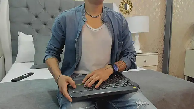 ZoeKrug online show from 09-12-25, 12:16